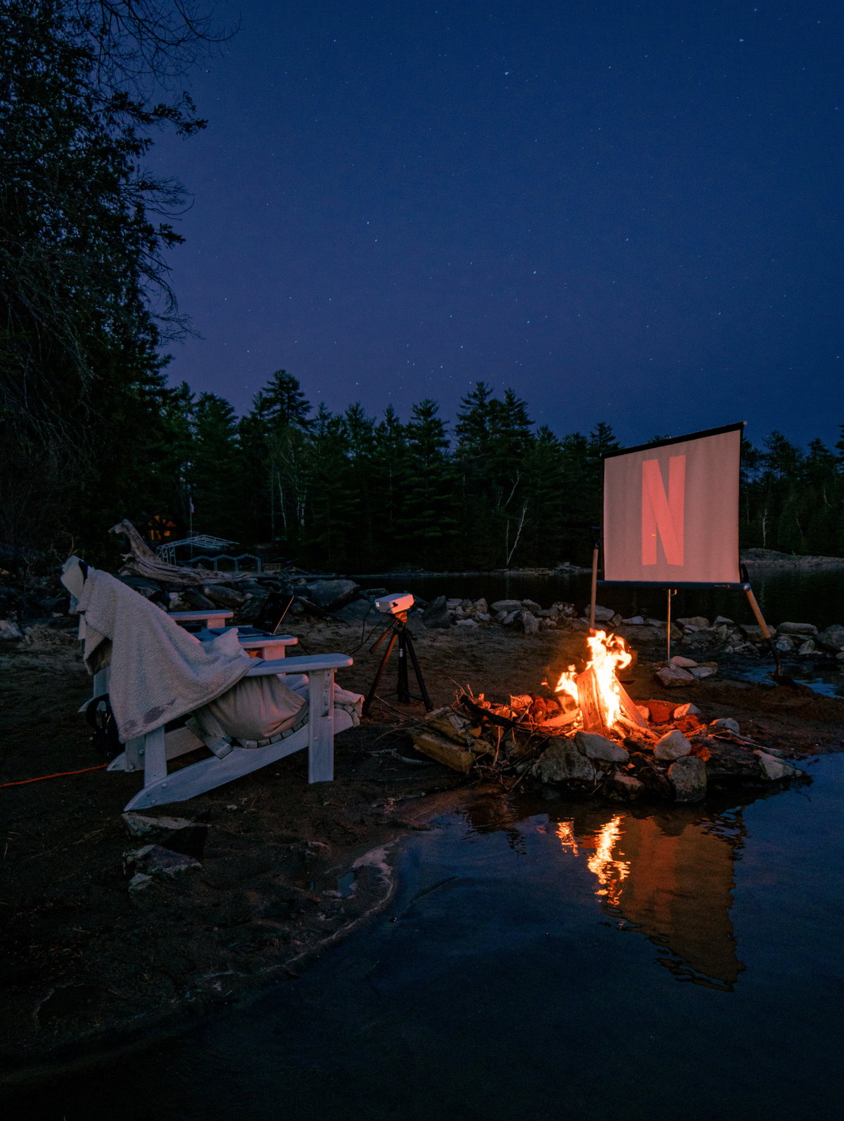 Draußen Outdoor Kino mit Feuer und Beamer