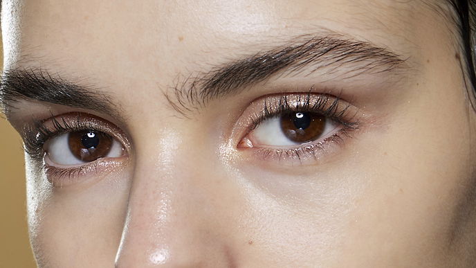 Diese Mascara definiert deine Wimpern auch an heißen Sommertagen