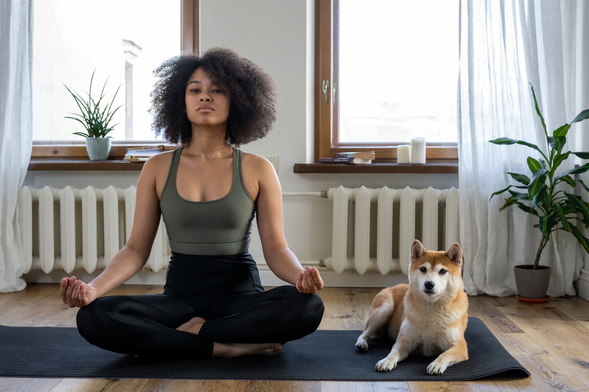 Frau farbig Yoga Hund