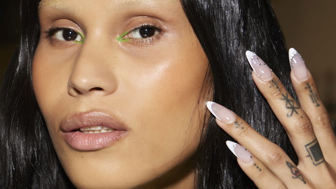Nagel-Trend 2023: Glitzersteine sind wahre Hingucker auf den Nails