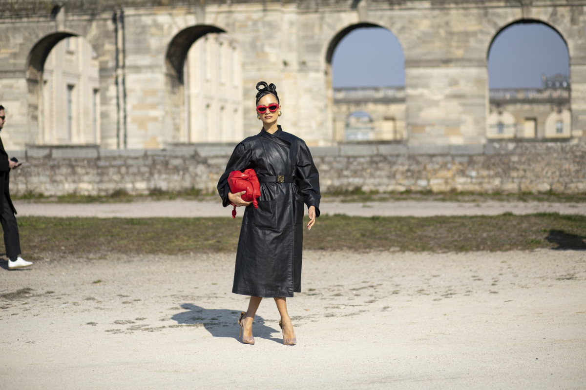 Frau Streetstyle schwarzer Mantel Lackleder Fashion Week