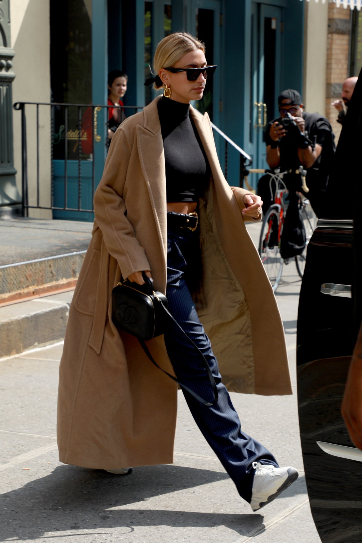 Hailey Bieber trägt New Balance Sneaker