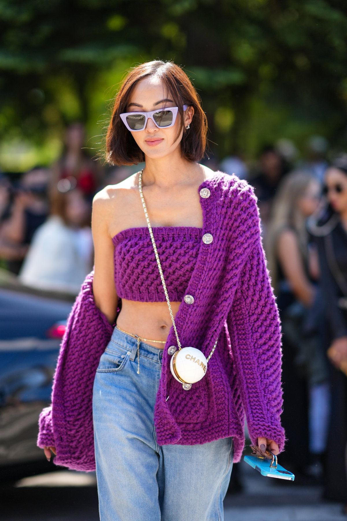 Frau trägt Cropped Blazer