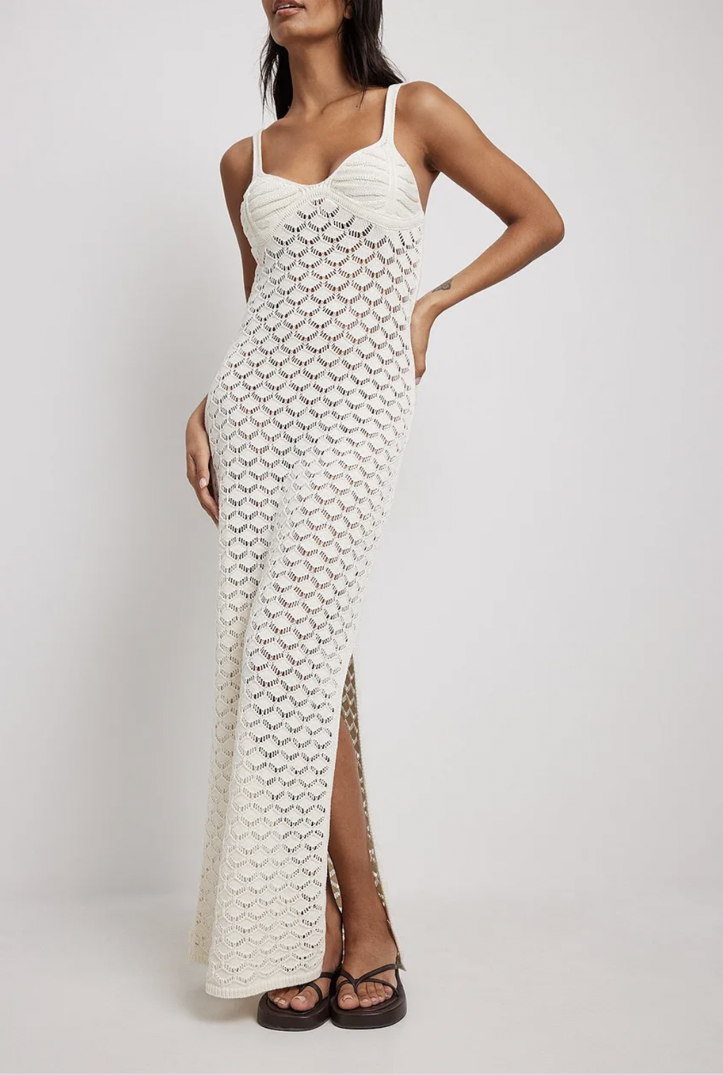 Ein wenig günstiger und perfekt für den Sommer ist das Maxi-Kleid in Häkeloptik von Na-kd für ca. 55 Euro.