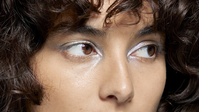 Diesen Jelly Glitter Stick aus der Drogerie brauchst du für deinen funkelnden Christmas Look