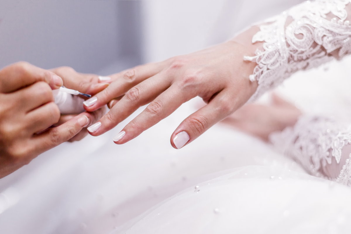 Braut im Nagelstudio