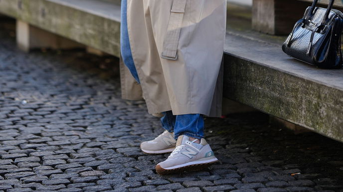Anstatt weiße Sneaker: Diese 3 Trend-Modelle shoppen im Herbst alle, die keine hellen Schuhe mögen