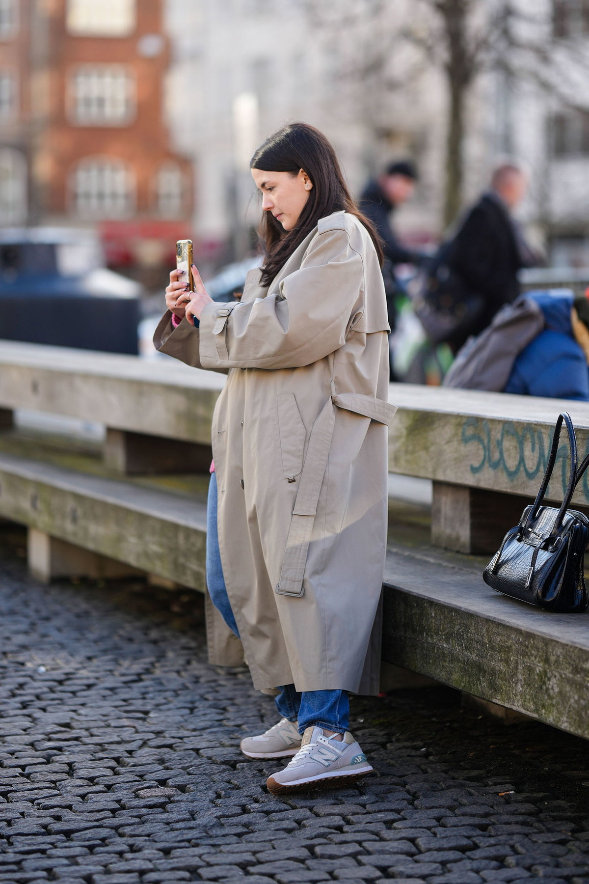 Frau trögt graue Sneaker