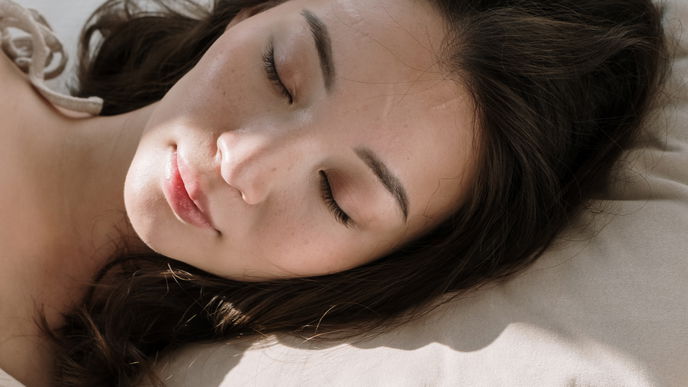 Mit diesen 4 Tipps pflegst du deine Haare im Schlaf
