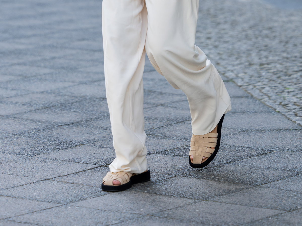 Frau mit beigen Sandalen