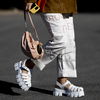 Diese 3 flachen Sandalen sorgen in Kombination zur Jeans für lange Beine