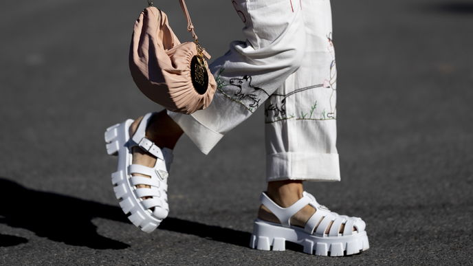 Diese 3 flachen Sandalen sorgen in Kombination zur Jeans für lange Beine