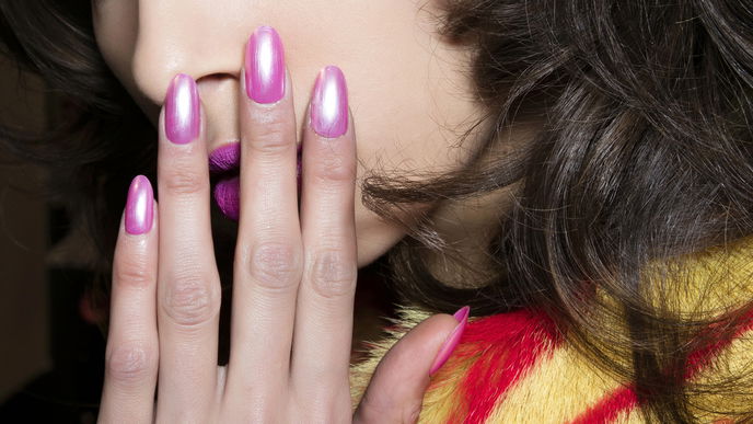 Nagellack-Trend im Sommer 2023: Auf diese 3 günstigen Drogerie-Lacke setzen wir jetzt