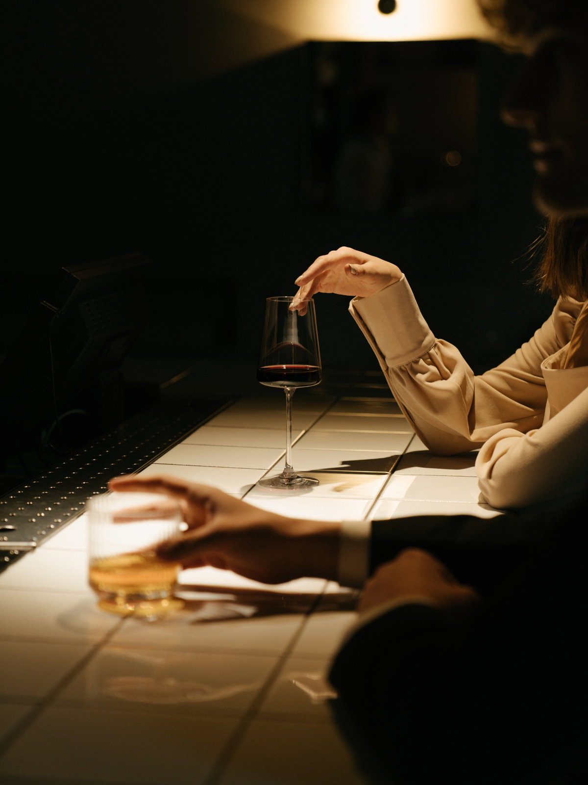 zwei Personen sitzen an der Bar trinken etwas