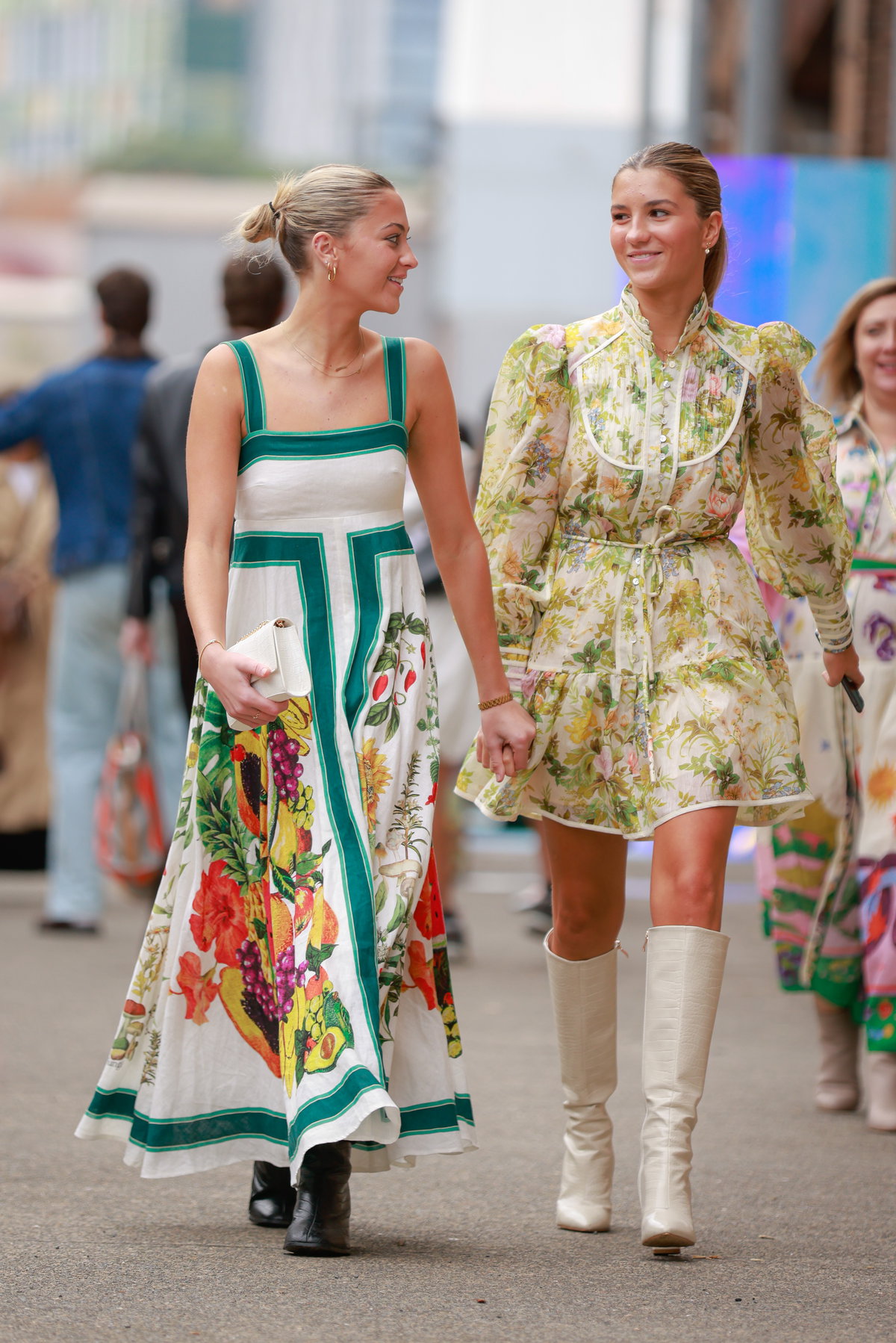 Zwei Frauen in sommerlichen Kleidern