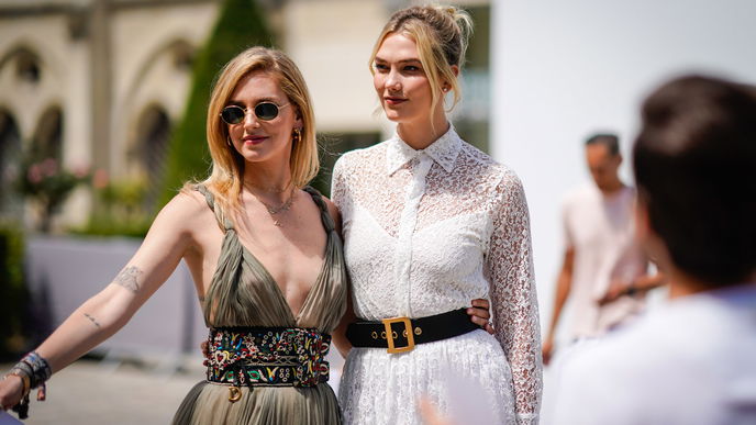 Sommer-Trends 2023: 4 Kleider für große Frauen, die keine Mini-Dresses mögen