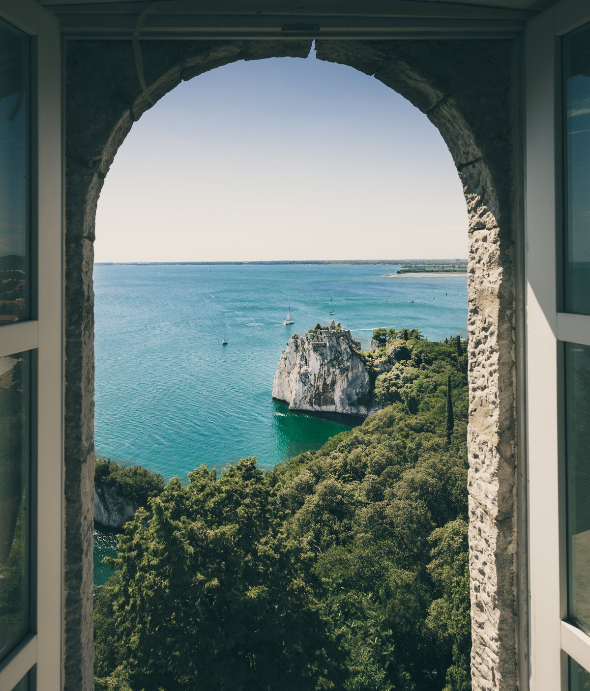 Ausblick aus dem Fenster auf Meer und Felsen und Wälder