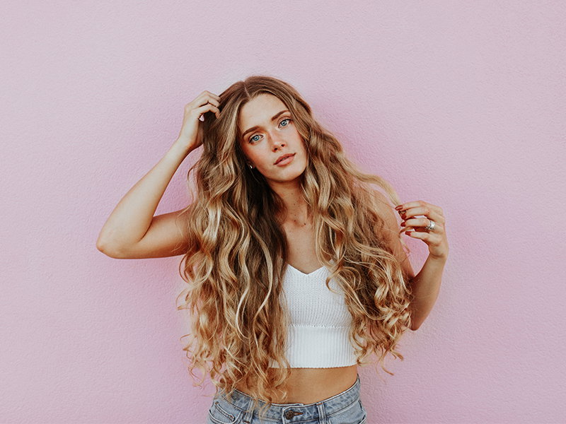 Frau mit langen blonden Haaren und Beachwaves