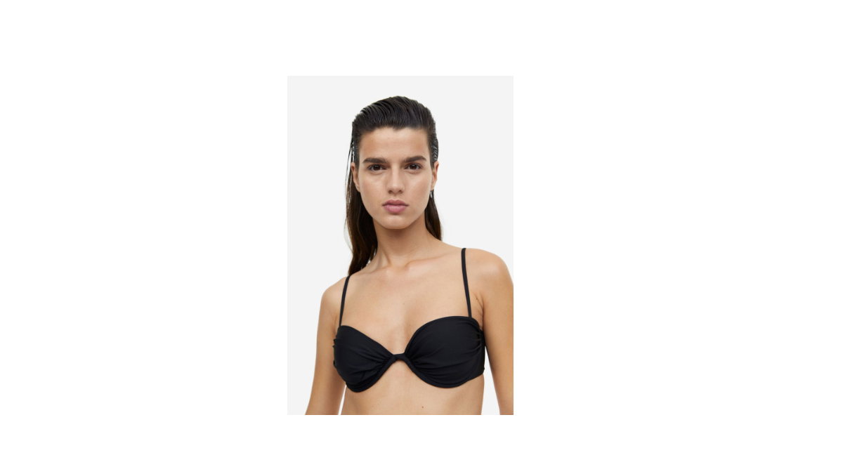 Frau trägt schwarzes Bikini-Oberteil