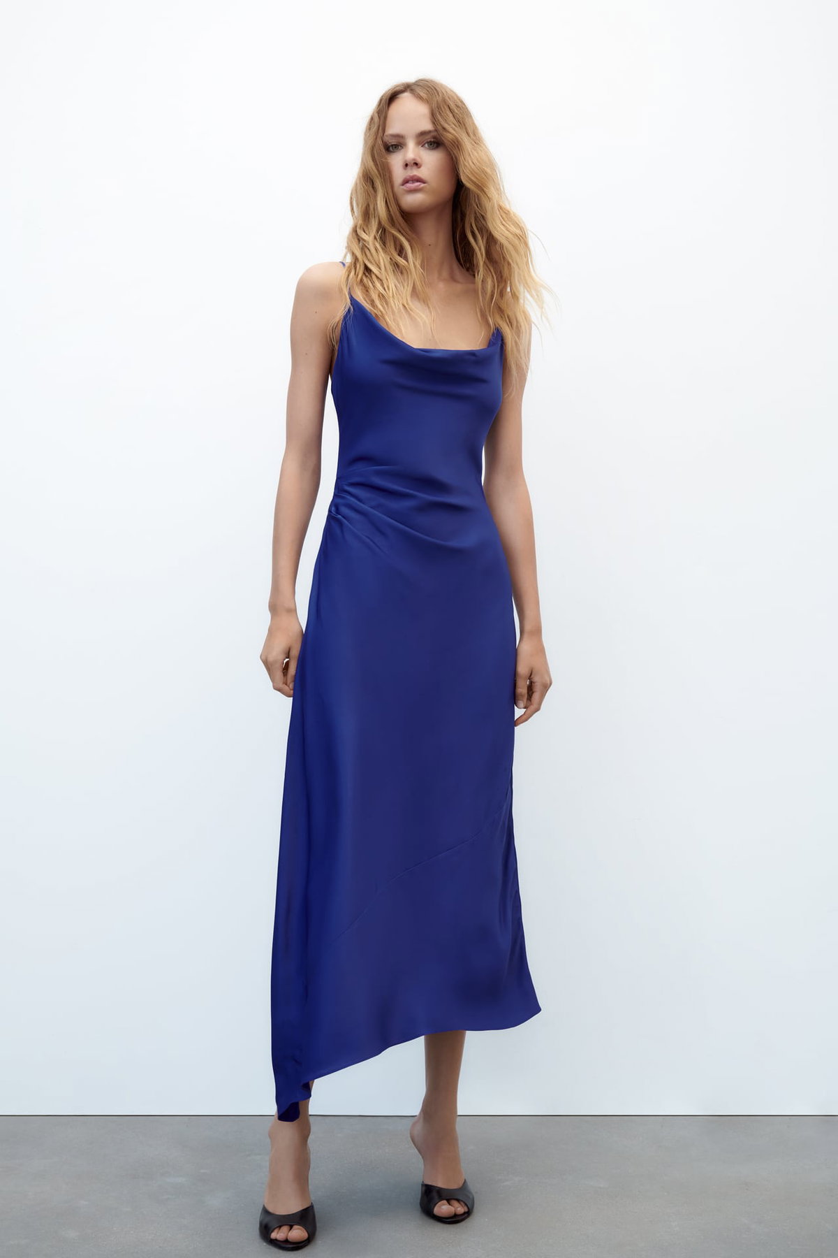 Figurbetont und trotzdem fließend – Maxi-Dresses aus Satin wie das von Zara für rund 50 Euro stehen kleinen Frauen perfekt .