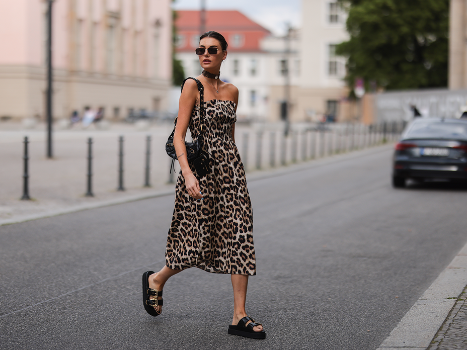 Celine Bethmann im langen Kleid