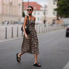 Dieses Kleid unter 20 Euro tragen wir auch noch im Herbst