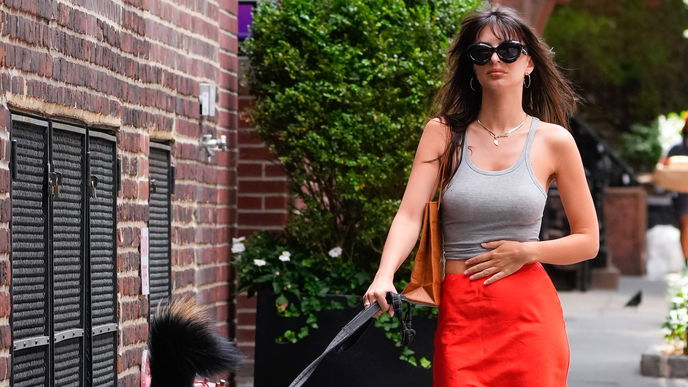 Emily Ratajkowski trägt den Rock-Trend der Saison – und es gibt ihn für unter 10 Euro