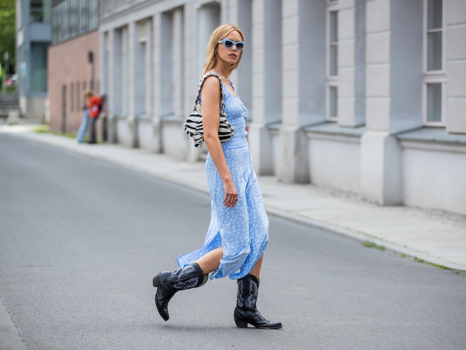 Frau trägt Kleid und Cowboyboots