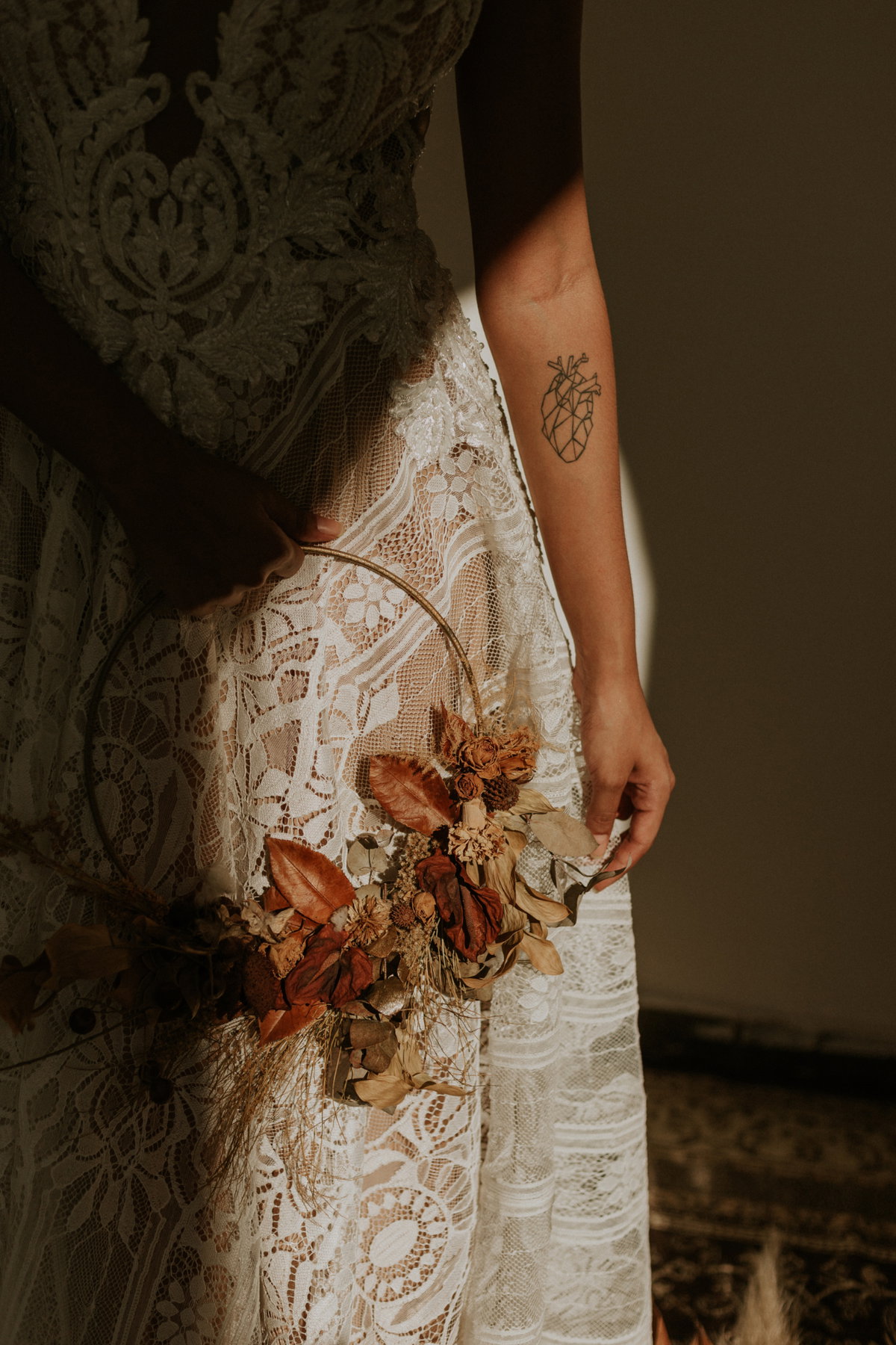 Frau mit Spitzenkleid und Tattoo
