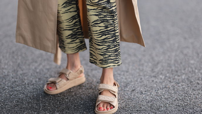 Schuh-Trends 2023: Diese cremeweißen Sandalen zaubern kleinen Frauen endlos lange Beine im Sommer