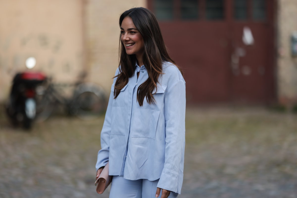 Janina Uhse Streetstyle 2021 trägt blaues Shirt und Hose