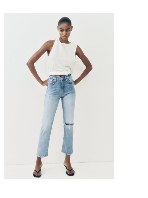Frau trägt hellblaue Cropped Jeans