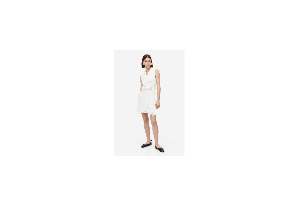 Frau trägt Sommerkleid