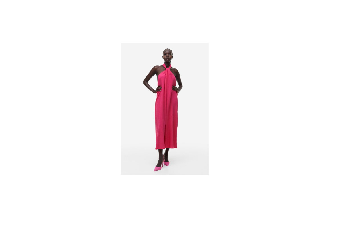 Frau trägt Sommerkleid