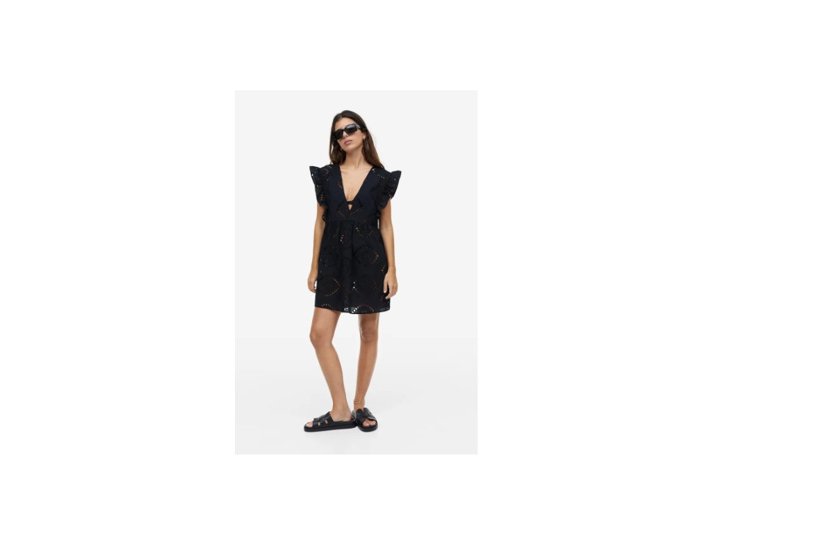 Frau trägt Sommerkleid