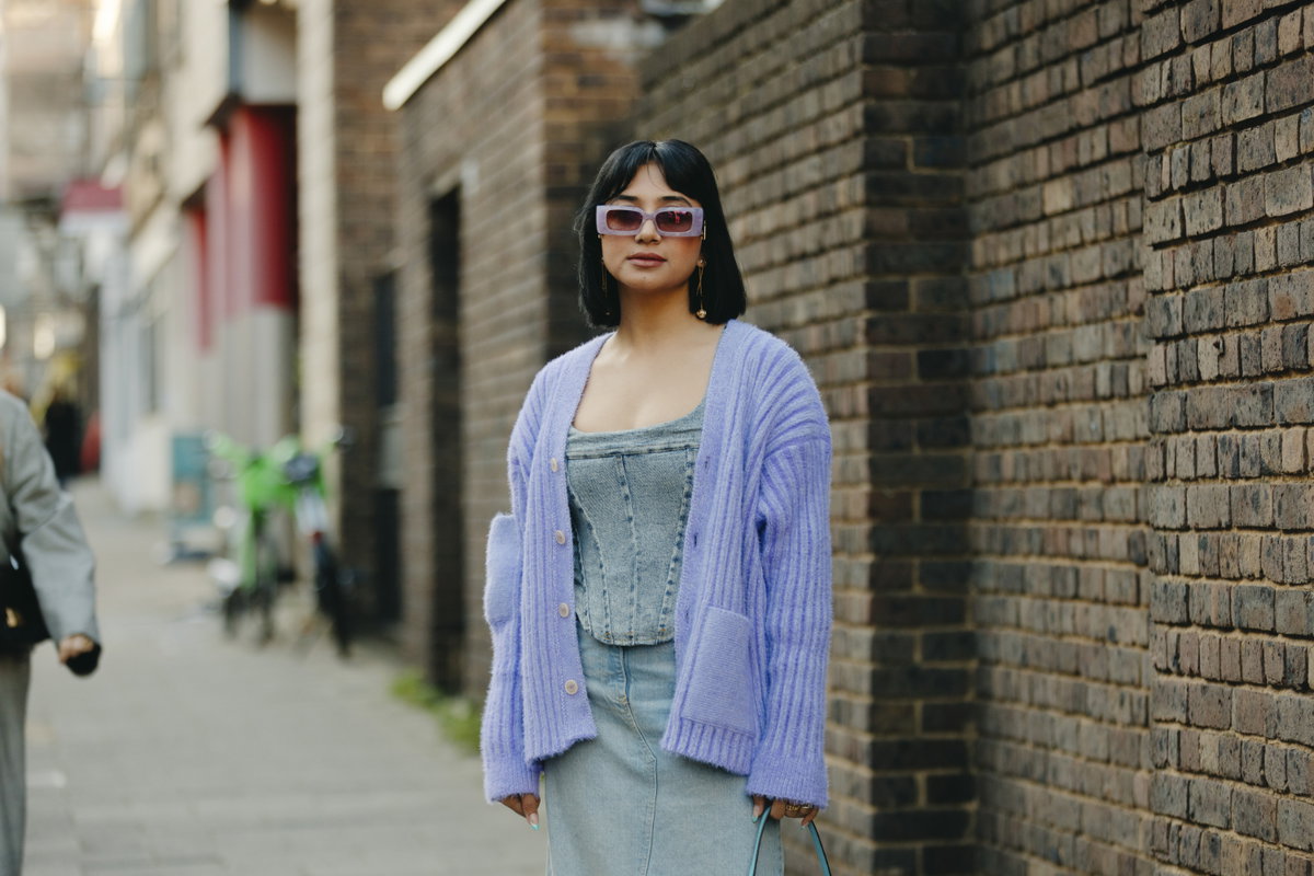 London Fashion Week Frau trägt Cardigan in Lavendel und Jeans Look