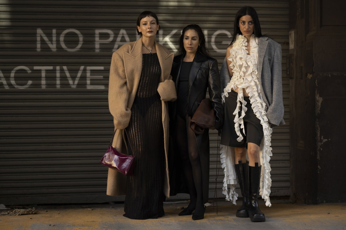 New York Streetstyle drei Frauen stehen vor einer Wand Fashion Week