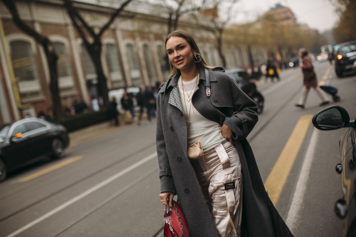 Nina Süss trägt Cargohose Wollmantel und Shirt Streetstyle