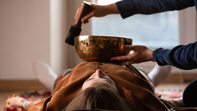 Entspannen mit Klangschalentherapie: Wie wirkt Sound Healing?