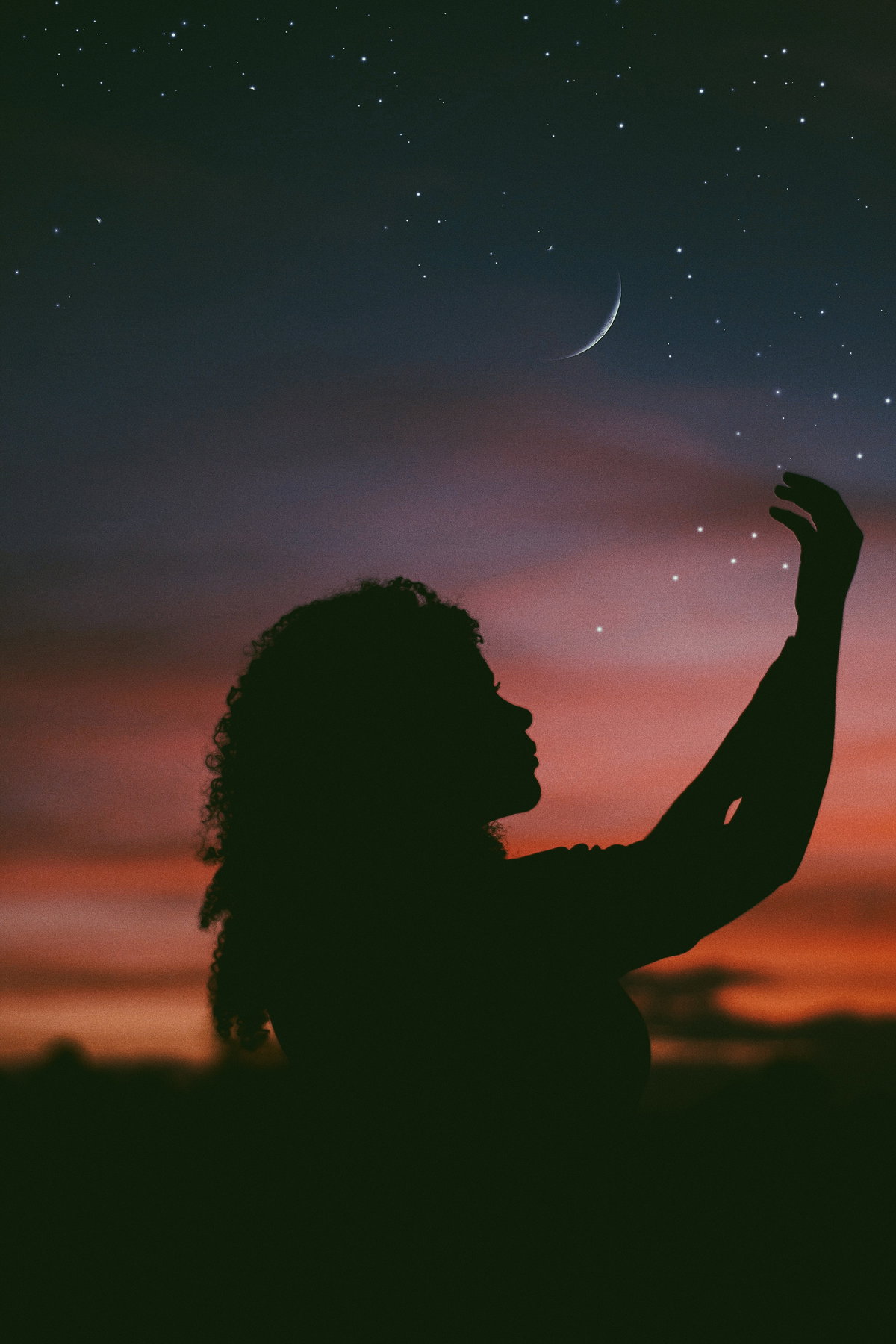 Frau vor Sternenhimmel und Mond