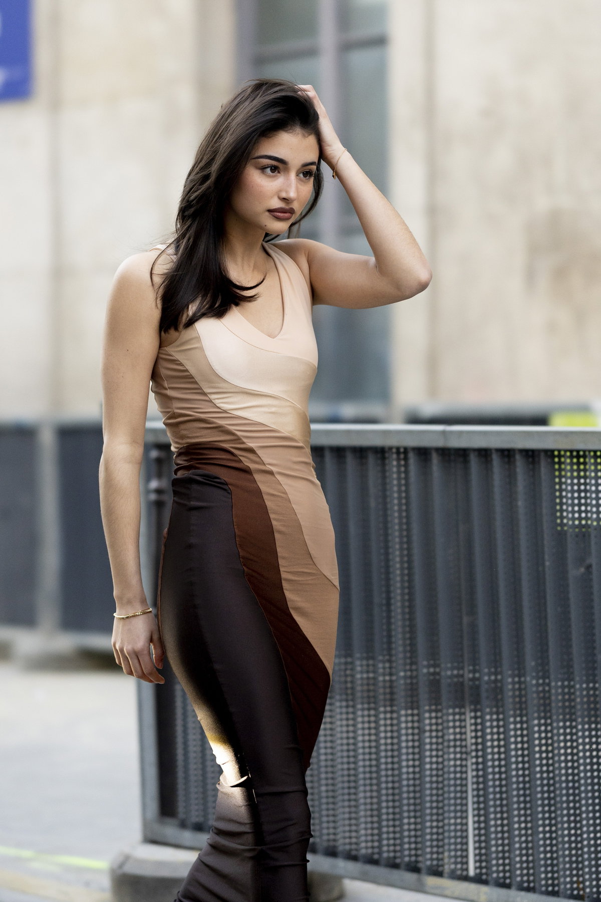 Streetstyle Fashion Week Paris Frau trägt Kleid