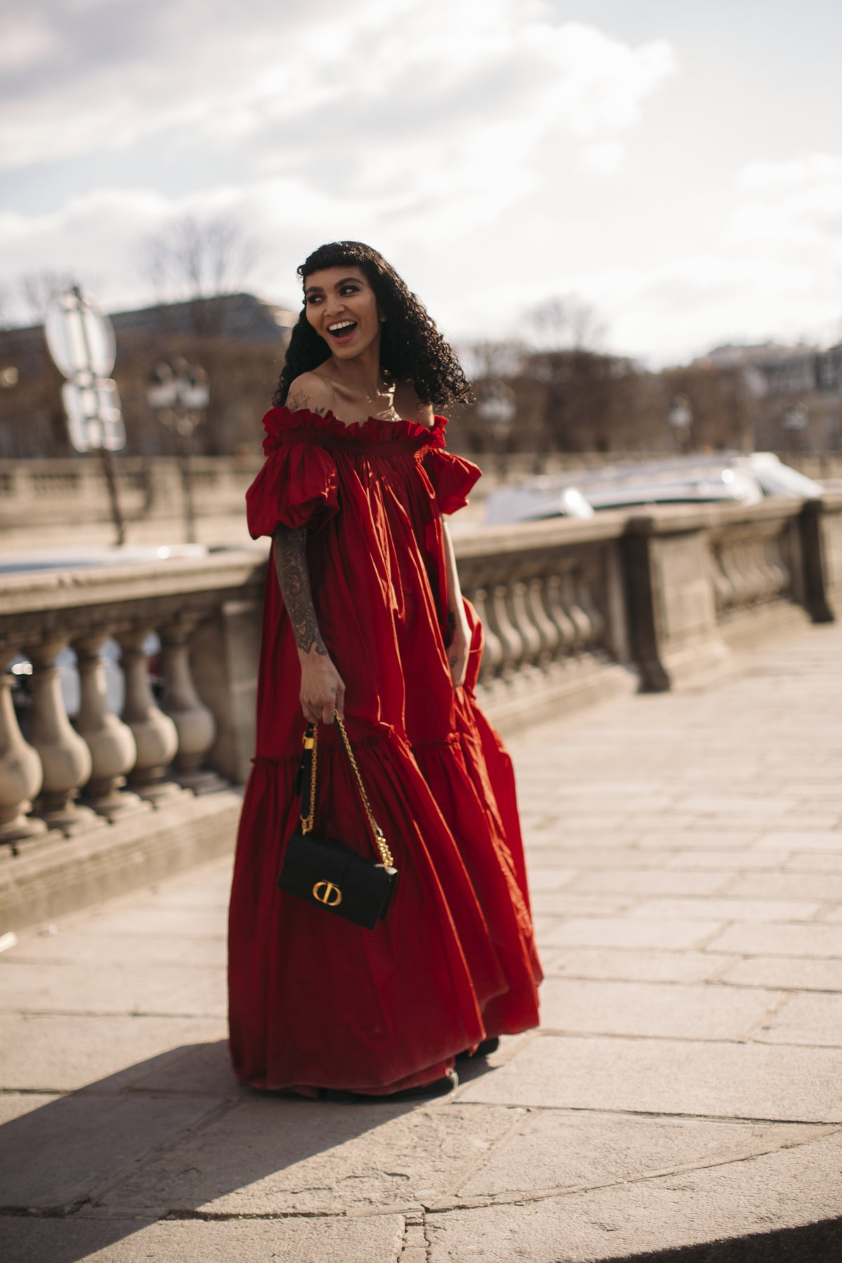Streetstyle Frau in Paris Fashion Week rotes Kleid