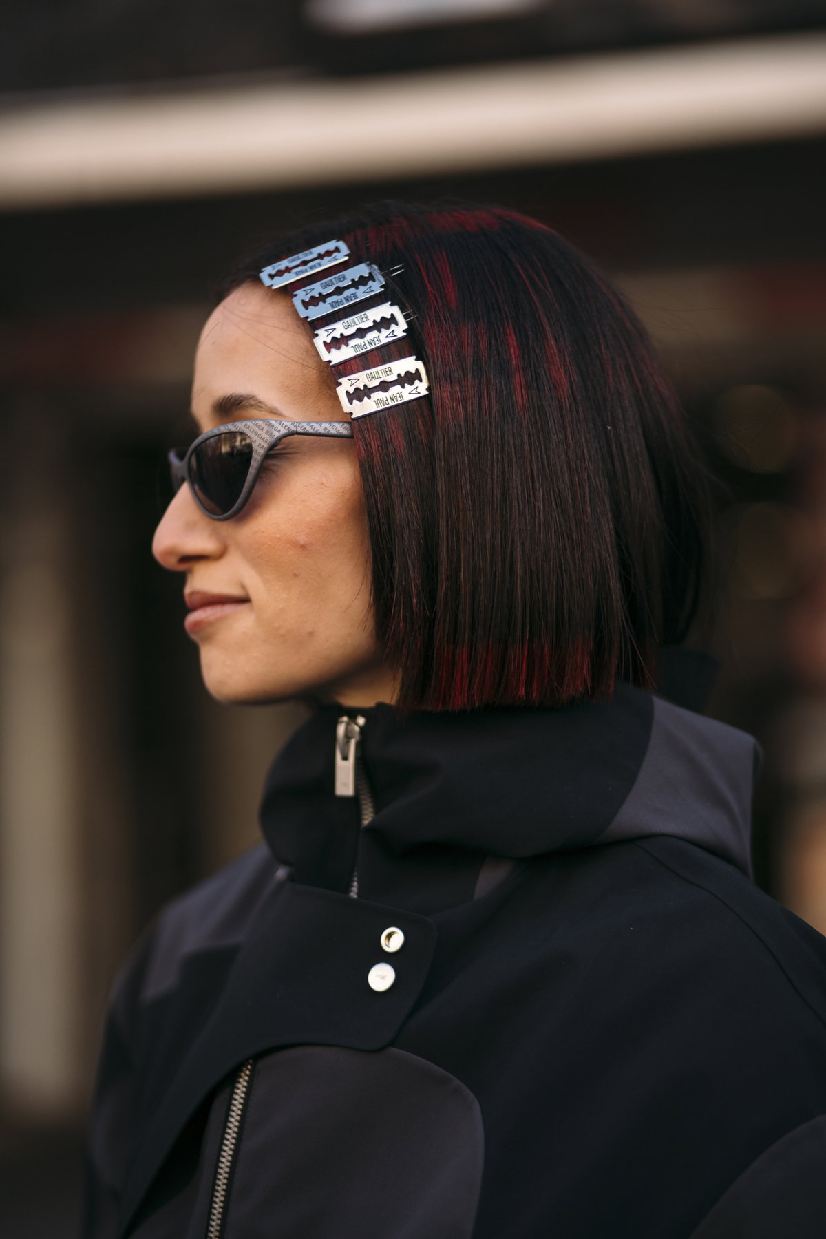 Streetstyle Paris Fashion Week Frau trägt Haarspangen und Jacke