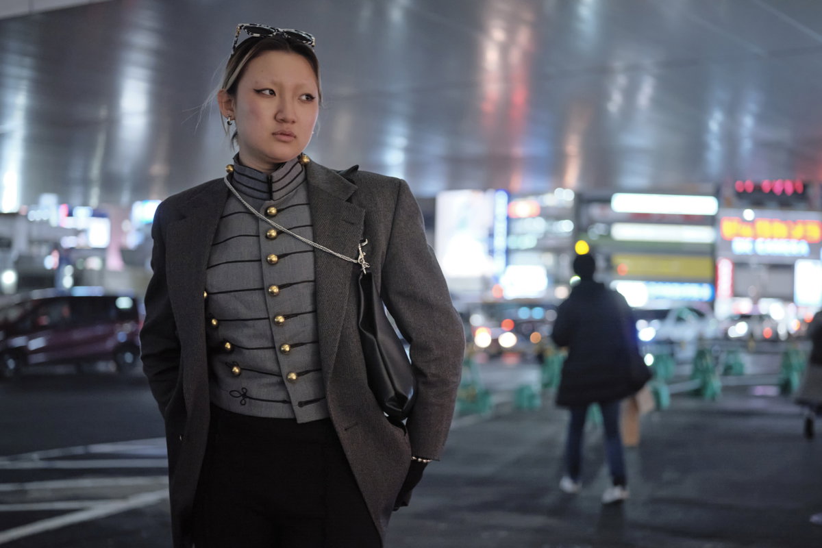 Streetstyle Tokyo Fashion Week Frau trägt Blazer