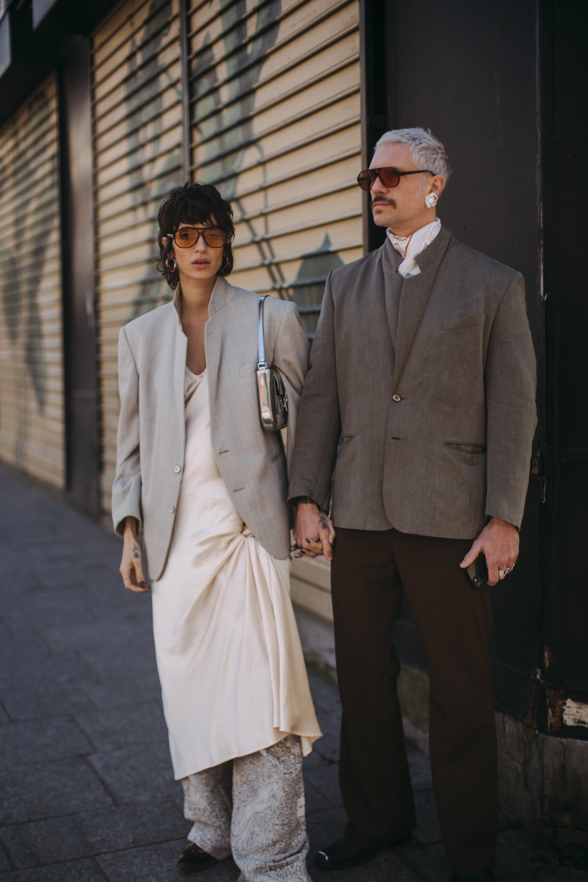 stylisches Paar auf der Paris Fashion Week