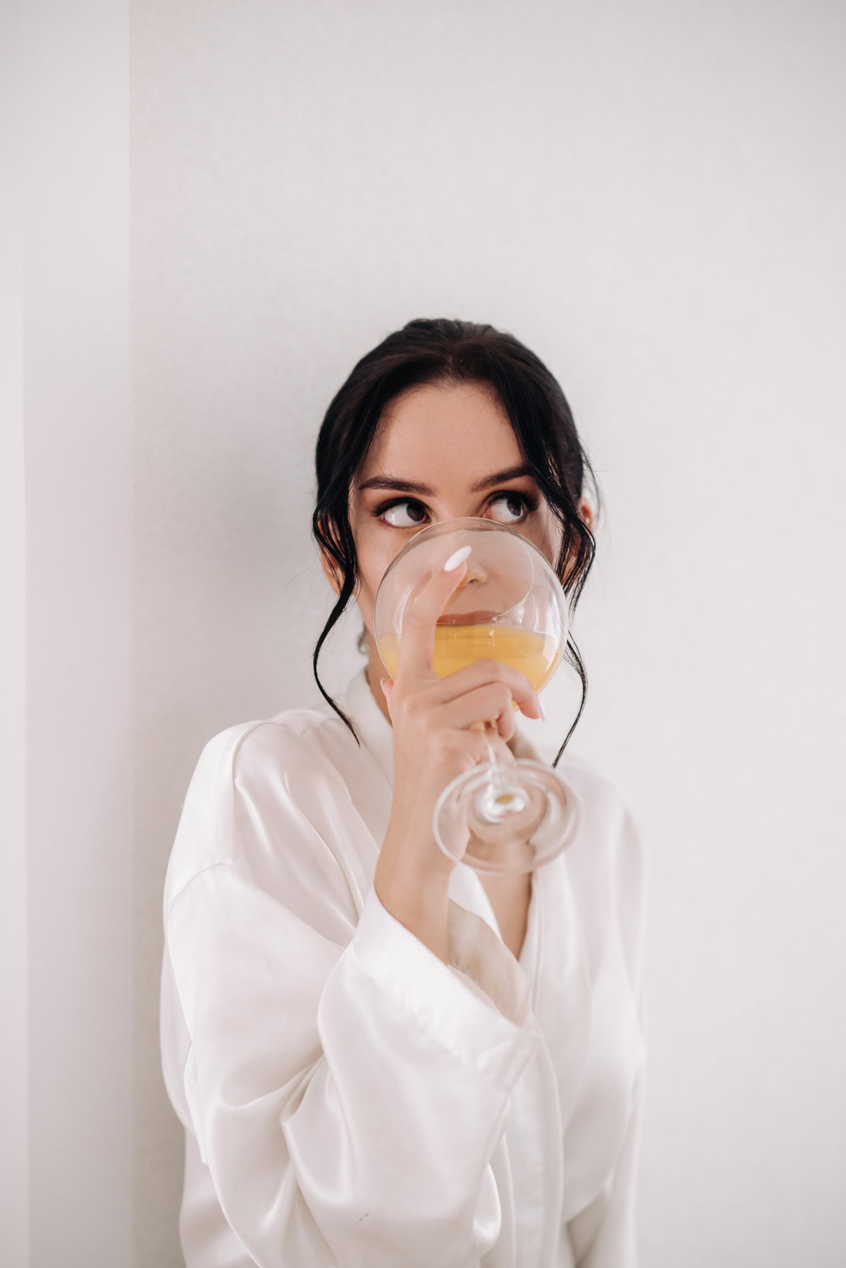 Frau trinkt Cocktail