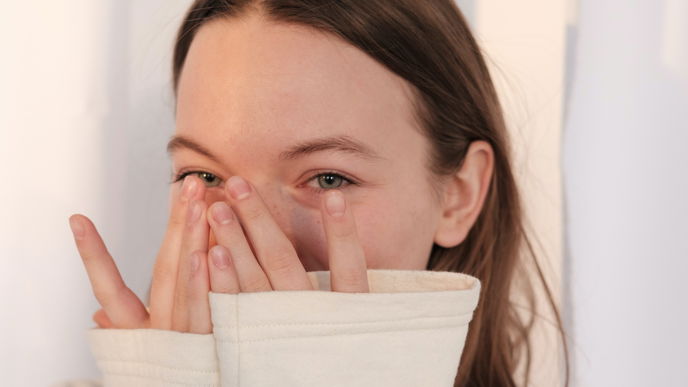 Lachen als Schutzmechanismus: Darum lachen wir in unangebrachten Situationen