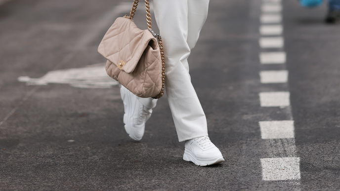Achtung! Diese 3 Styling-Fehler mit weißen Sneakern verkürzen deine Beine optisch
