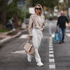 Achtung! Diese 3 Styling-Fehler mit weißen Sneakern verkürzen deine Beine optisch