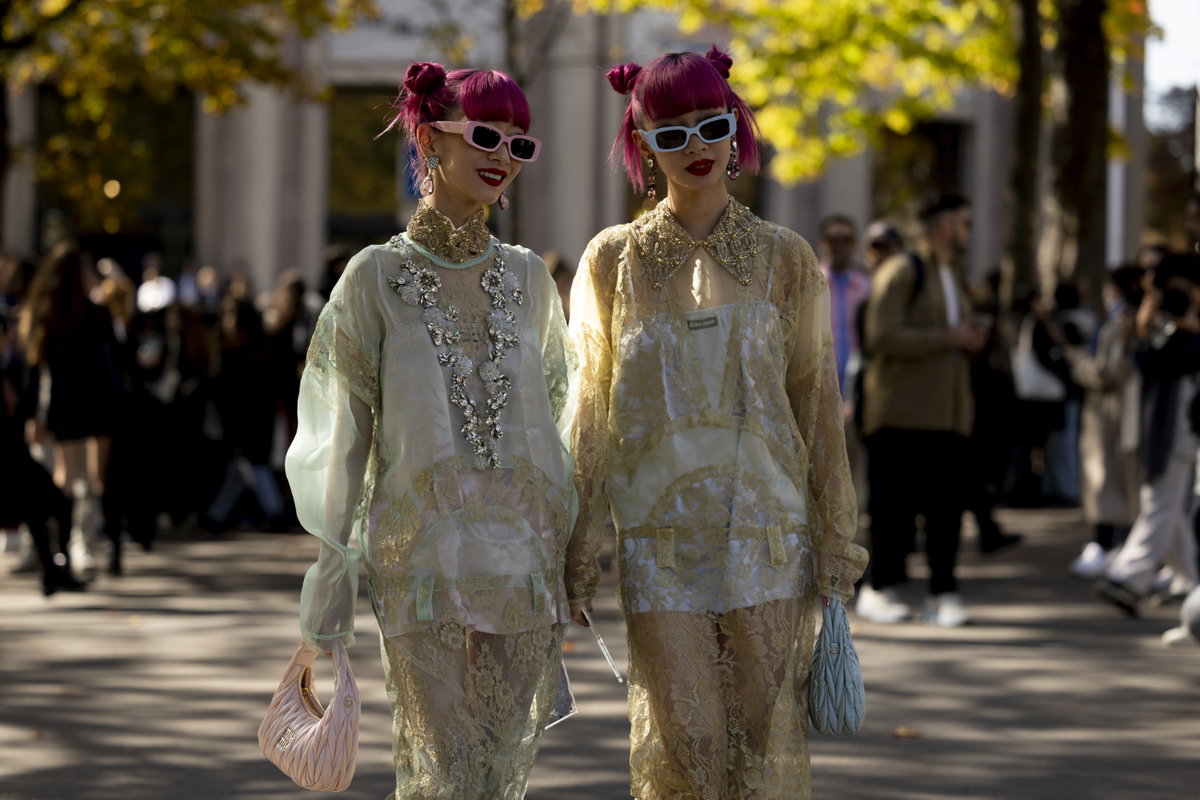 zwei Frauen Paris Fashion Week Streetstyle